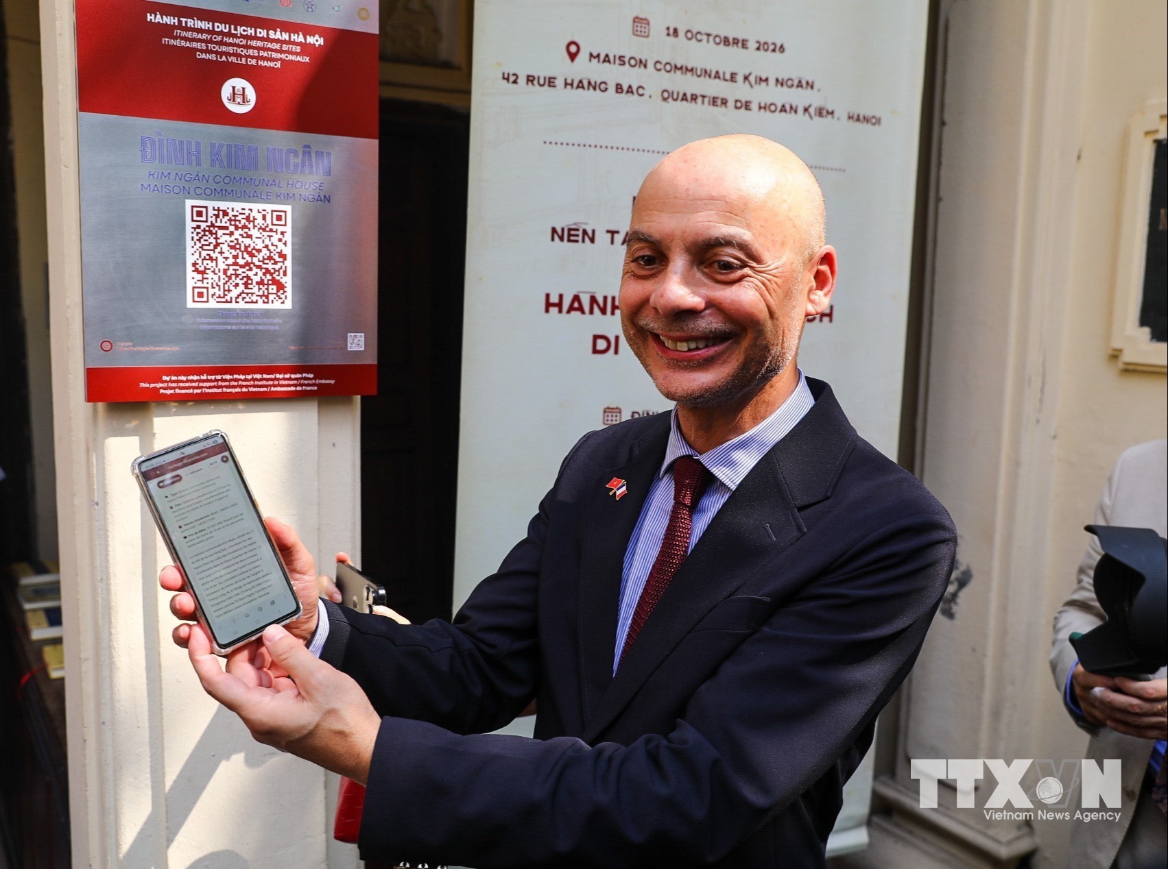 Ông Didier Le Bret, Đại sứ Pháp tại Việt Nam quét mã Qr tại di tích của Đình Kim Ngân. (Ảnh: Khánh Hoà/TTXVN)